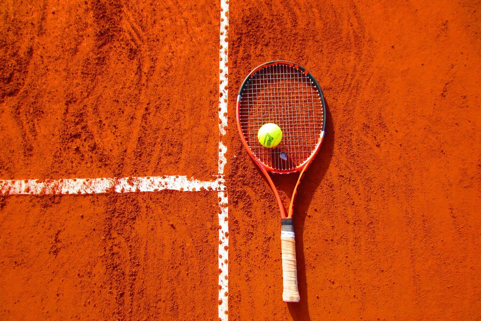 Raqueta sobre la cancha.
