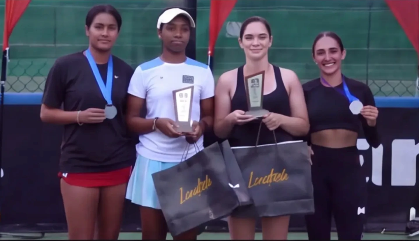 Jugadoras con medallas y trofeos.