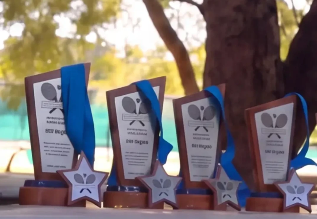 Trofeos y medallas sobre la mesa.